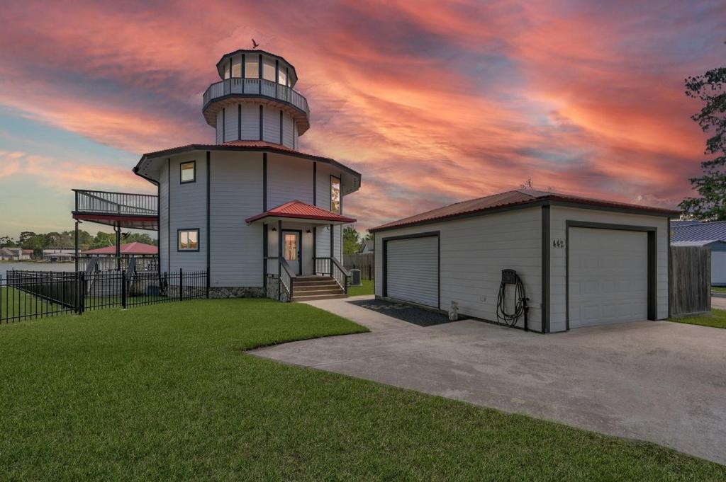 Lighthouse Views & Lake Vibes – 4BR Retreat in Livingston, TX, Blanchard