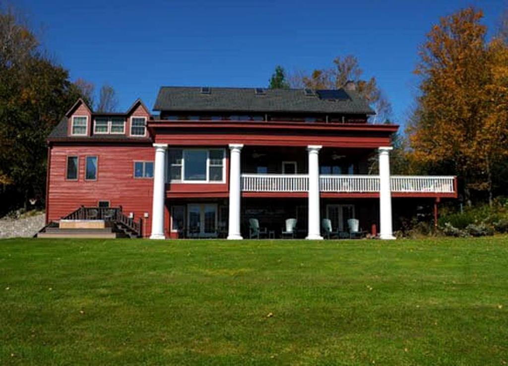 Impressive Cabin with a Pool and Hot Tub Ideal for Weekend Getaways in the Catskills, Tannersville