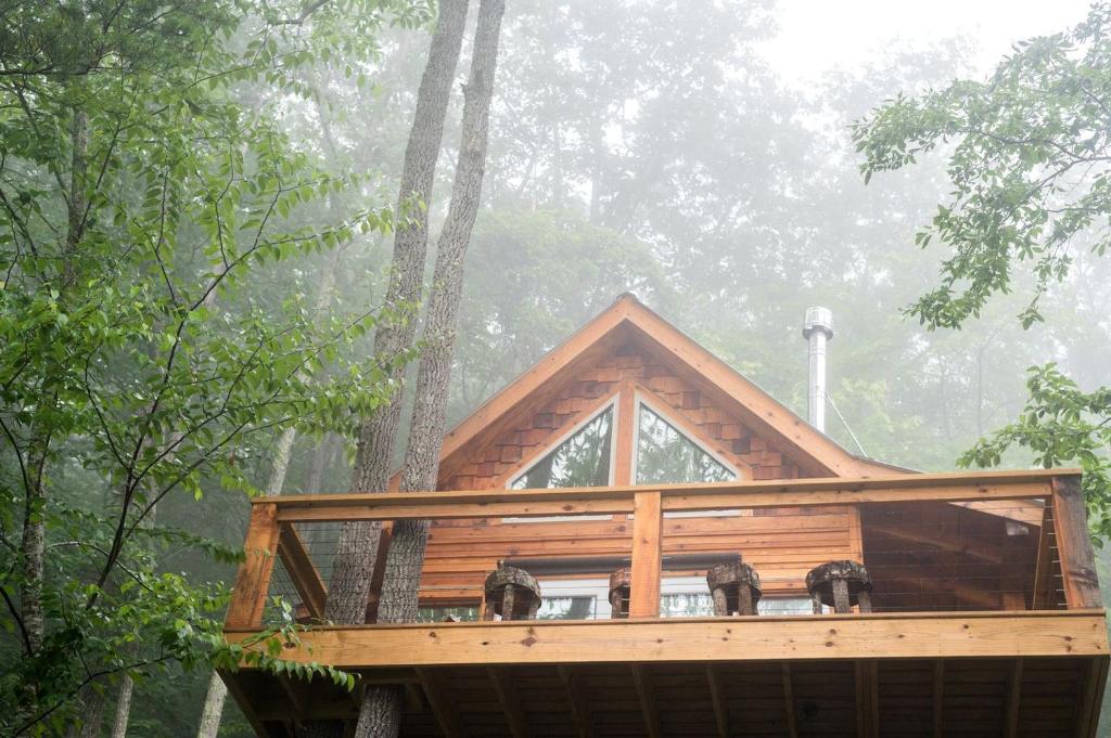 Stunning Pet-Friendly Treehouse for Relaxing Glamping Retreats in North Carolina, Retreat