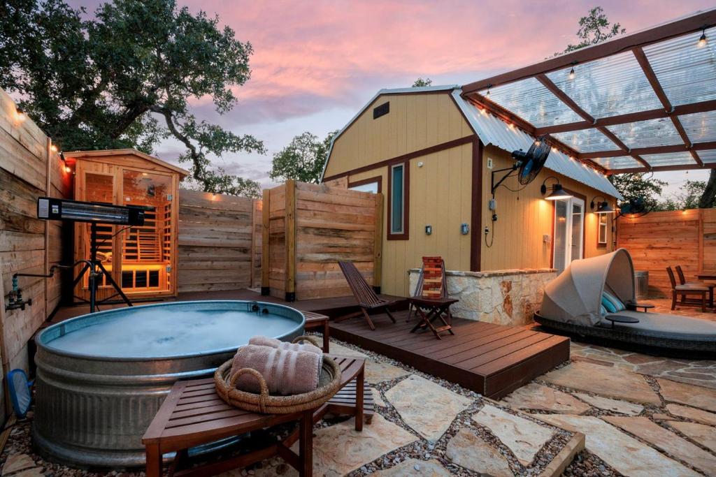 A+ Privacy | Romantic Lux | Sauna | Hot/Cold Pool in Texas, Woodcreek