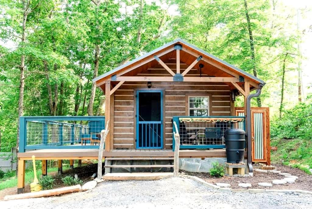 Relaxing Getaways to Chattanooga, Tennessee, in this Colorful Pet-Friendly Cabin, Whitwell