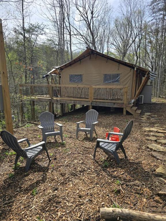 Amazing Safari Tent with Stunning Nature Views from a Private Deck in Trenton, Georgia, New England