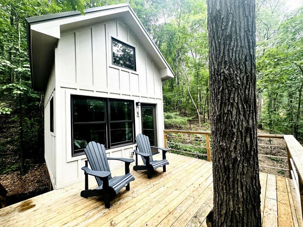 Off-grid Tree House Suitable for Four in Alabama, Grant