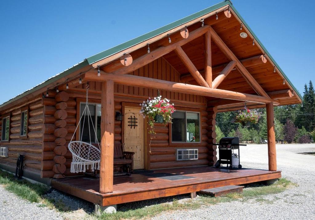 Rustic-Chic Log Cabin with King Bed & Kitchen | Bonners Ferry, Idaho Retreat, Bonners Ferry