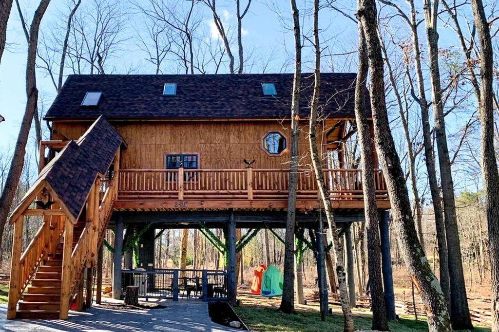 Magical Tree House Experience with a Private Hot Tub in Shenandoah Valley, Virginia, Grove Hill