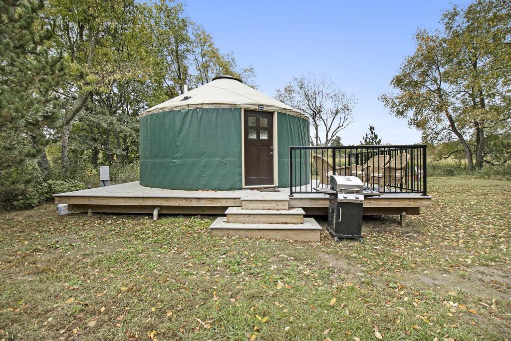 Secluded Off-Grid Yurt with Forest Views Near Trails in Sears, Michigan, Sears