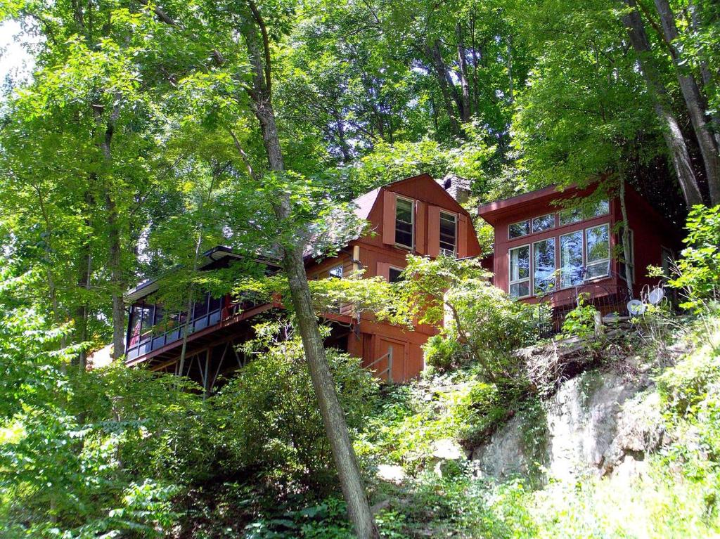 Secluded Cabin with Waterfall Views in the Cherokee National Forest, Tennessee, Banner Hill