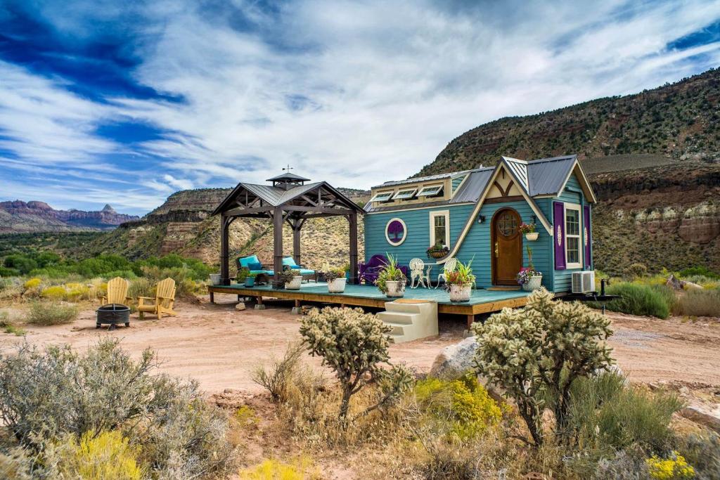 Magical Tiny House with a Hot Tub for Zion National Park Getaways, Virgin