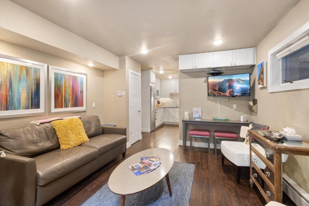 Walk to Ski, Stylish & Bright! Ground Floor, Hot Tub, Pool condo, Telluride