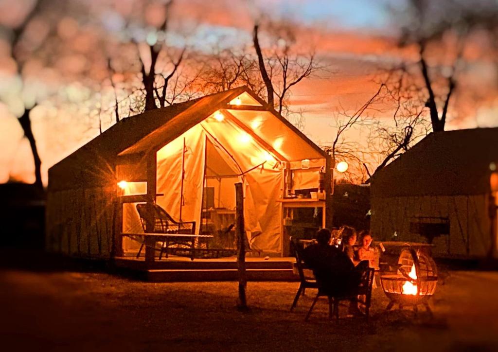 Unforgettable Riverside Adventure in Texas: Family-Friendly Safari Tent on the San Marcos River near Kingsbury, Staples