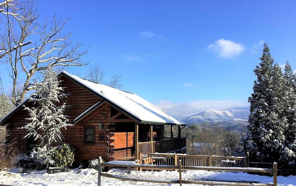Luxury Log Cabin with Hot Tub and Panoramic Views of the Great Smoky Mountains, Glade