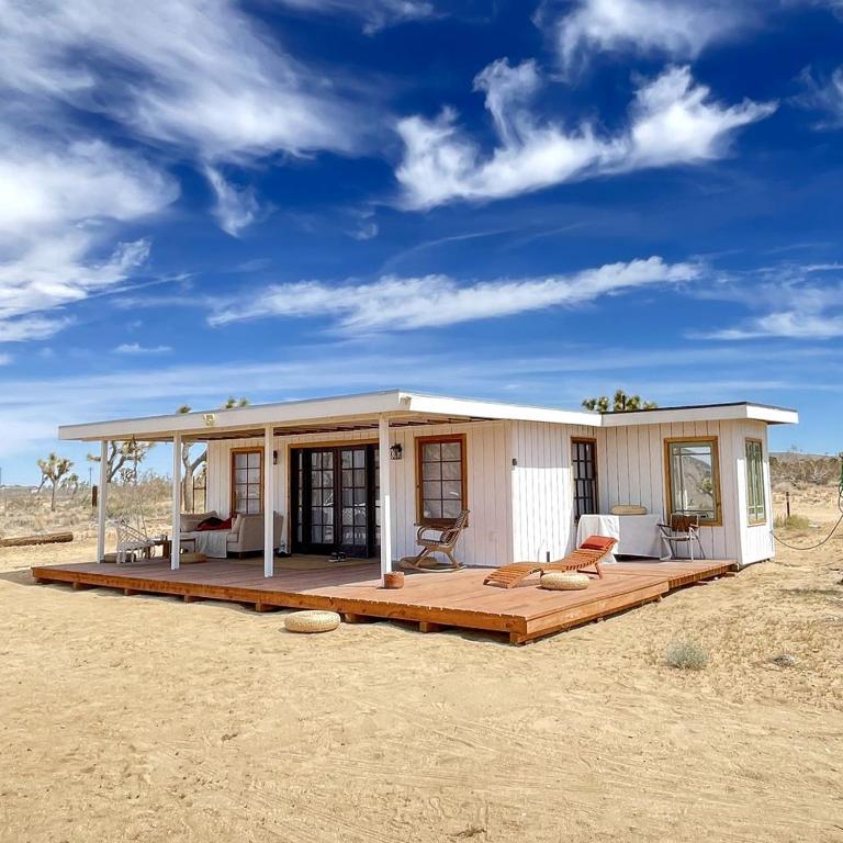 Remote Cabin in Landers, California, Perfect for Glamping near Joshua Tree National Park, Landers