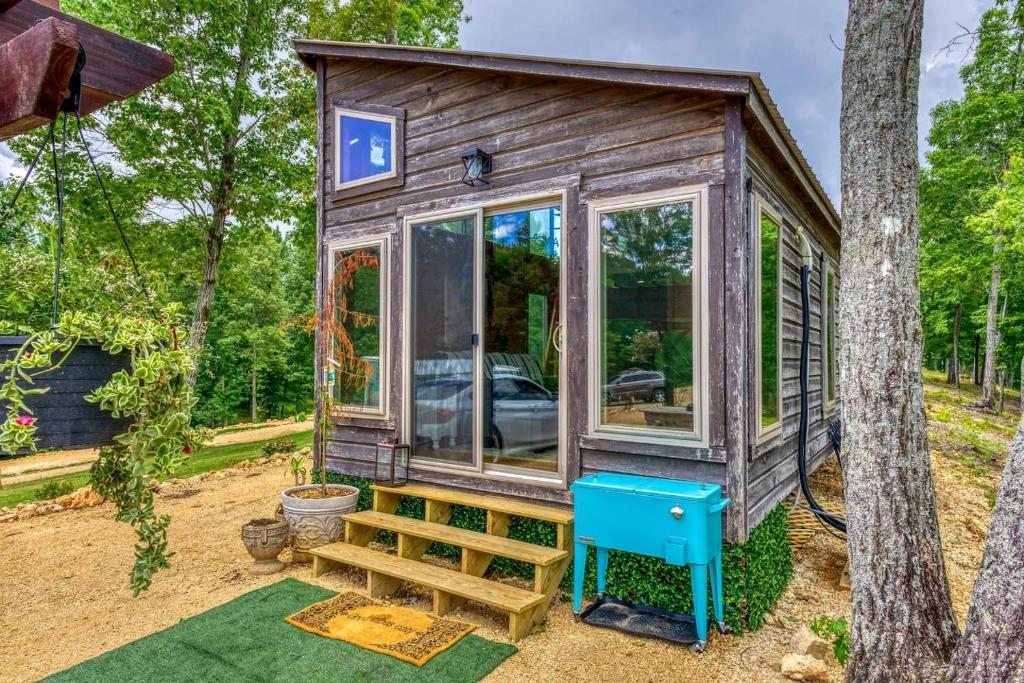 Gorgeous Tiny House with Indoor and Outdoor Lounging Space in Alabama, Rogersville
