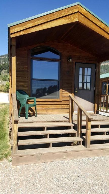 Equipped Cabin Ideal for a Rustic ans Serene Getaway in Montana, Lakeview