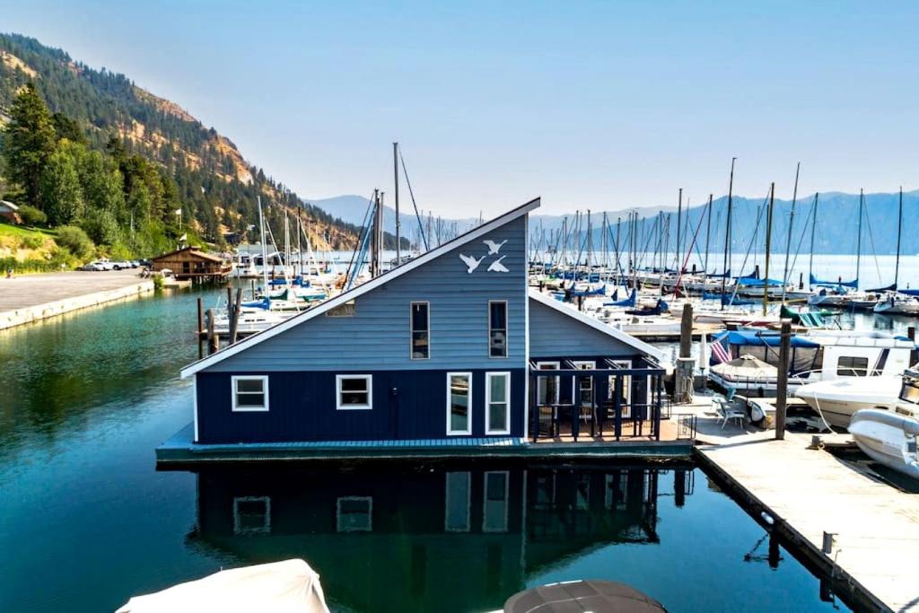 Unique Floating Home on Lake Pend O'reille near Coeur d’Alene, Perfect for a Weekend on the Water, Bayview