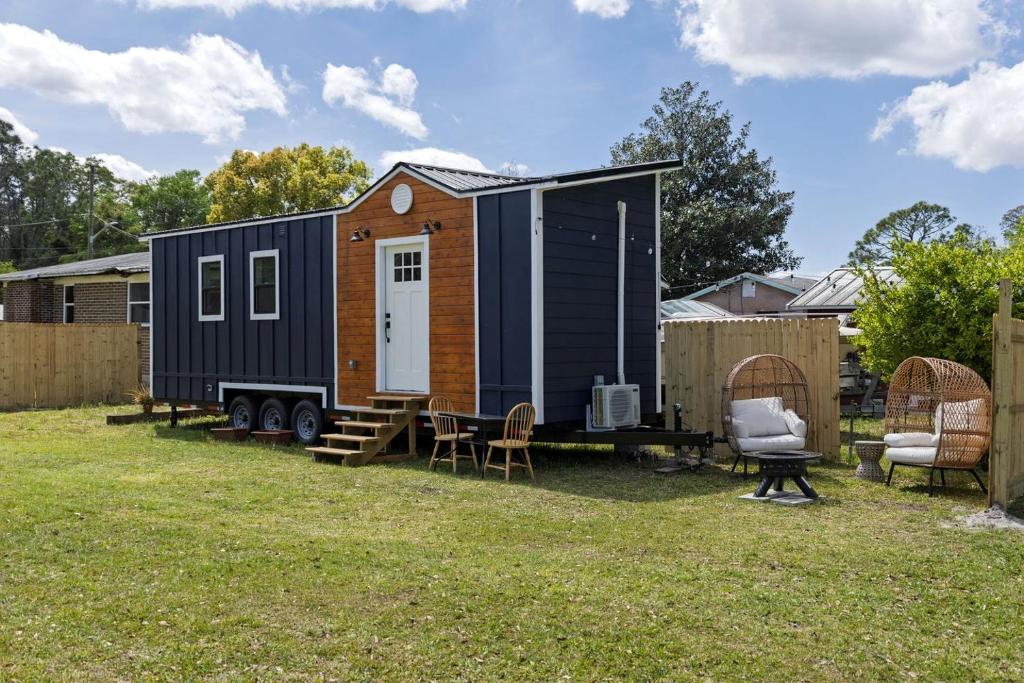 Charming Tiny House Next to Pond in Jacksonville, Florida, Loretto