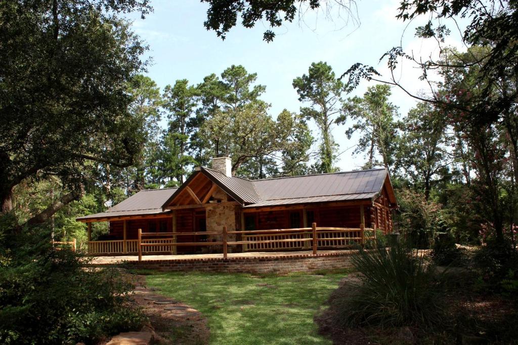 Rustic Lodge Getaway with Large Patio and Pond near Lufkin, Texas, Zavalla