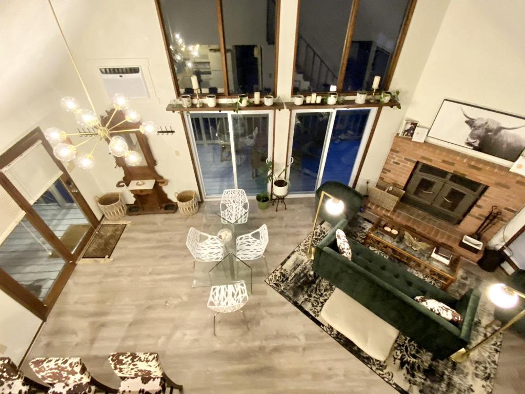 Modern and Rustic Cabin for a West Virginia Getaway, Hedgesville