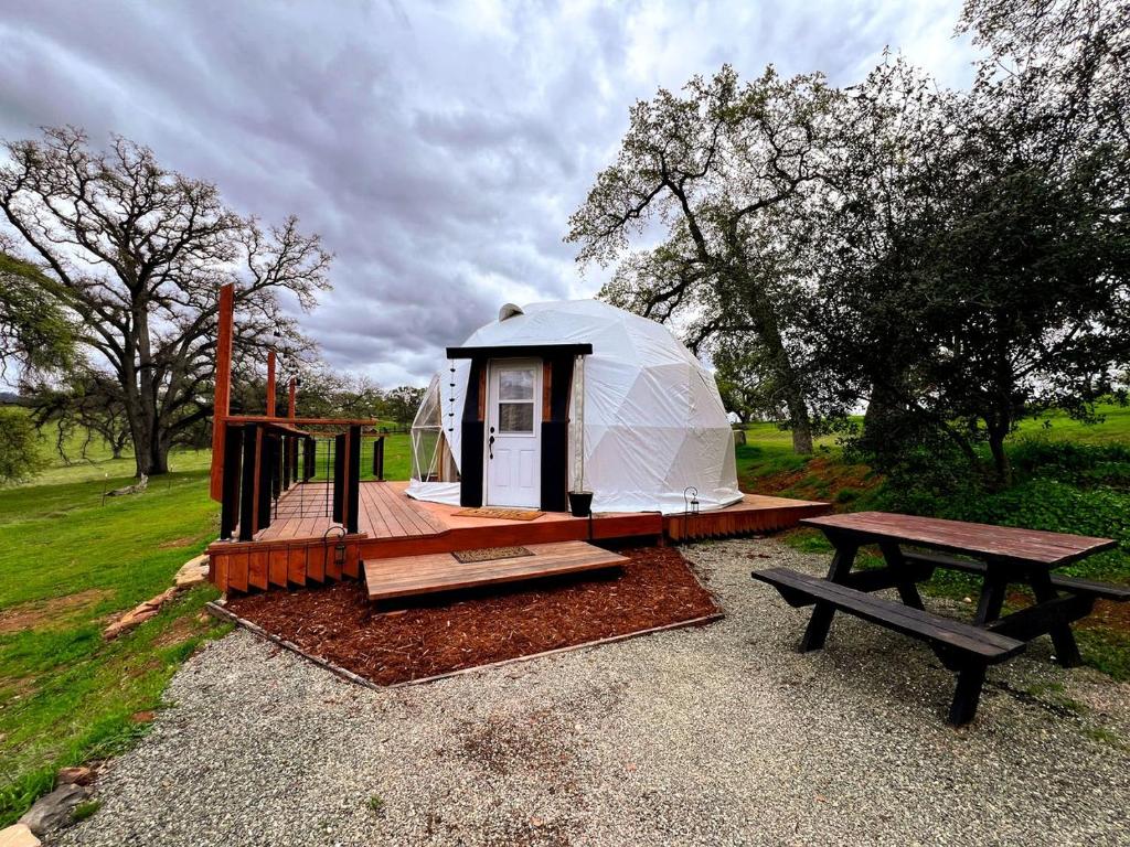 Luxurious Rustic Dome with Private Deck and Picnic Table in California, Wheatland