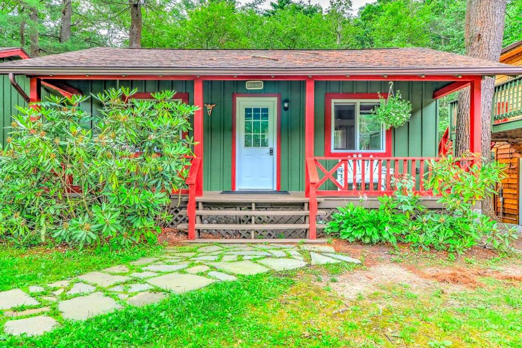 Charming Forest Cabin with a Hammock near Delaware Water Gap National Recreation Area, Pennsylvania, Canadensis