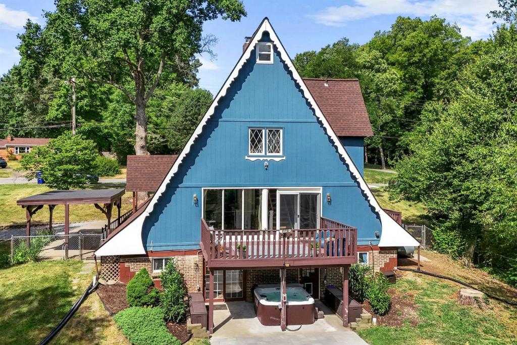 Riverfront A-Frame Retreat with Hot-Tub, Fire Pit and Dock in Maryland, Port Tobacco