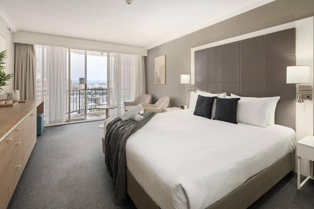 Above the Waves - Relaxed Coastal Living at Mantra, Gold Coast