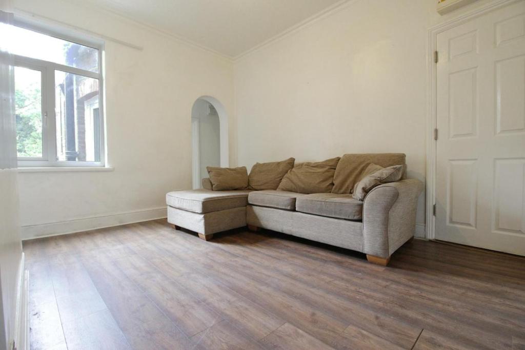 House 10 mins walking distance to Railway station, Luton