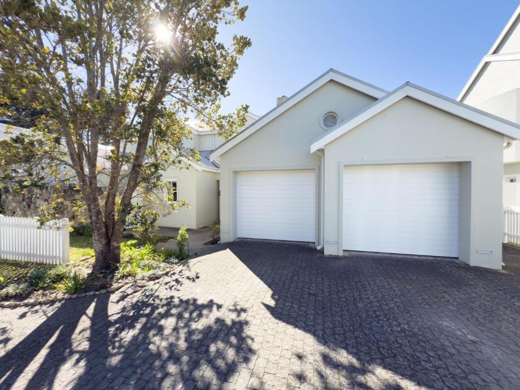 Stylish 4BR Haven w Golf Course Views by the Sea, Plettenberg Bay