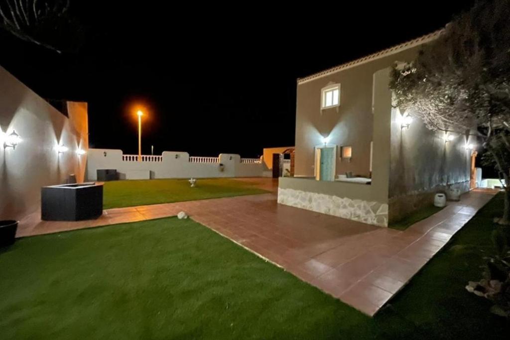 Villa - Sleeps 4 - Jacuzzi - Garden - Pet friendly - 4