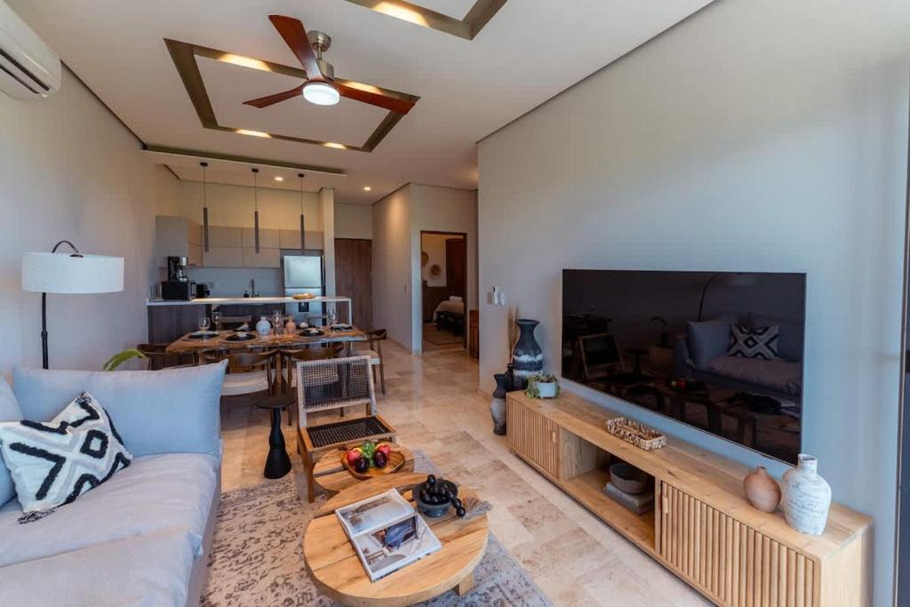 AMIRA - Stylish Penthouse with Rooftop Pool & Sea Horizon - 4