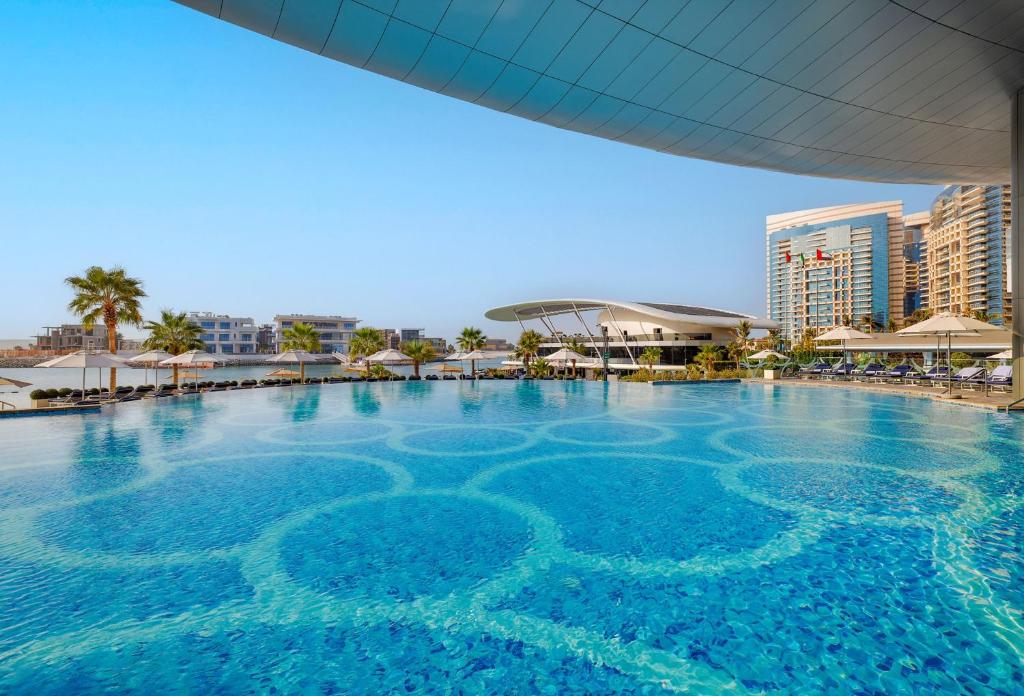 콘래드 아부다비 수영장 전경