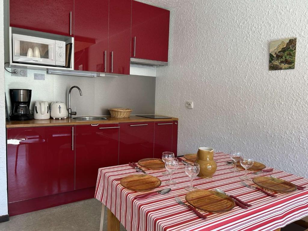 Appartement Montgenèvre: 6 pers, 2 ch + coin montagne, balcon, parking, prox commerces - FR-1-330D-56 - 3