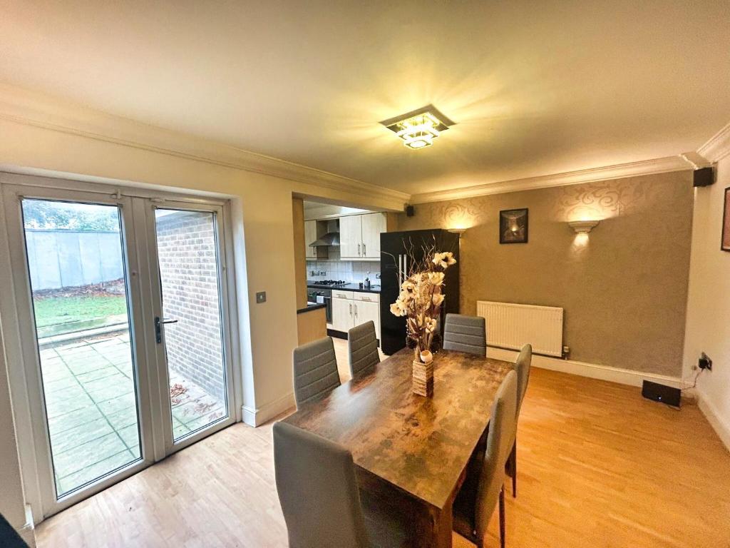 3 Bed Semi - Sleeps 5 - Wifi - Private Garden & Parking - Pets Allowed, Grove Park