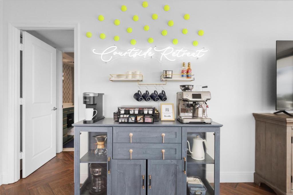 Beachfront condo with two balconies, pool and tennis, Marco Island