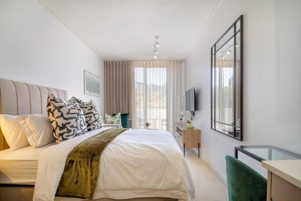 Rosebank Exec Suite 215- closer to Gautrain & Rosebank Mall with Wi-Fi, Johannesburg