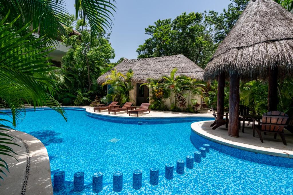 Spacious Condo with Pool in Gated Community, Tulum