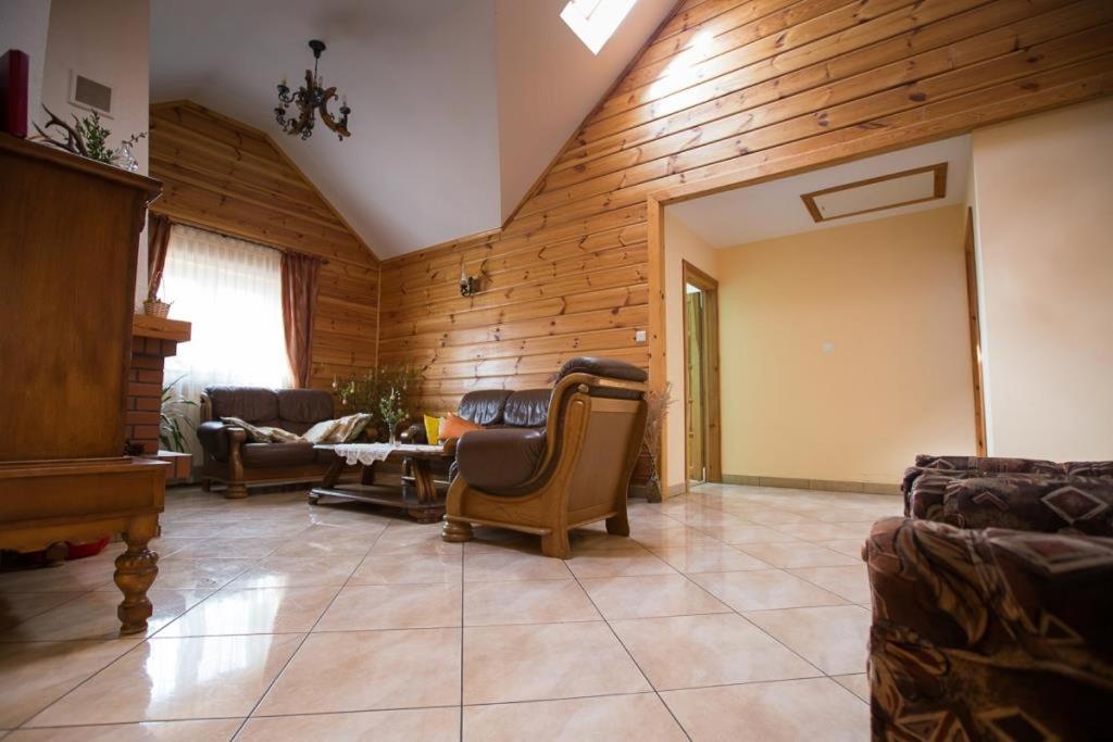 Pokoje Goscinne Na Skraju Puszczy photo