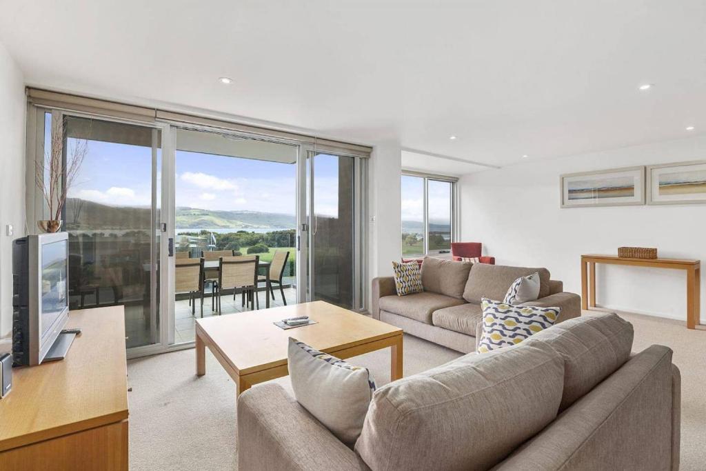 APOLLO BLUE 6 - modern waterfront apartment, Apollo Bay