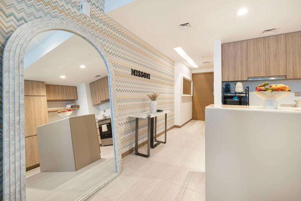 Moon Stays - Canal View- 2BR Missoni Stay, Dubaj