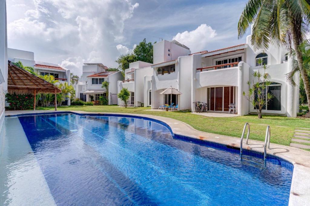 Bright Poolside Home with Patio and Garden Views, Playa del Carmen