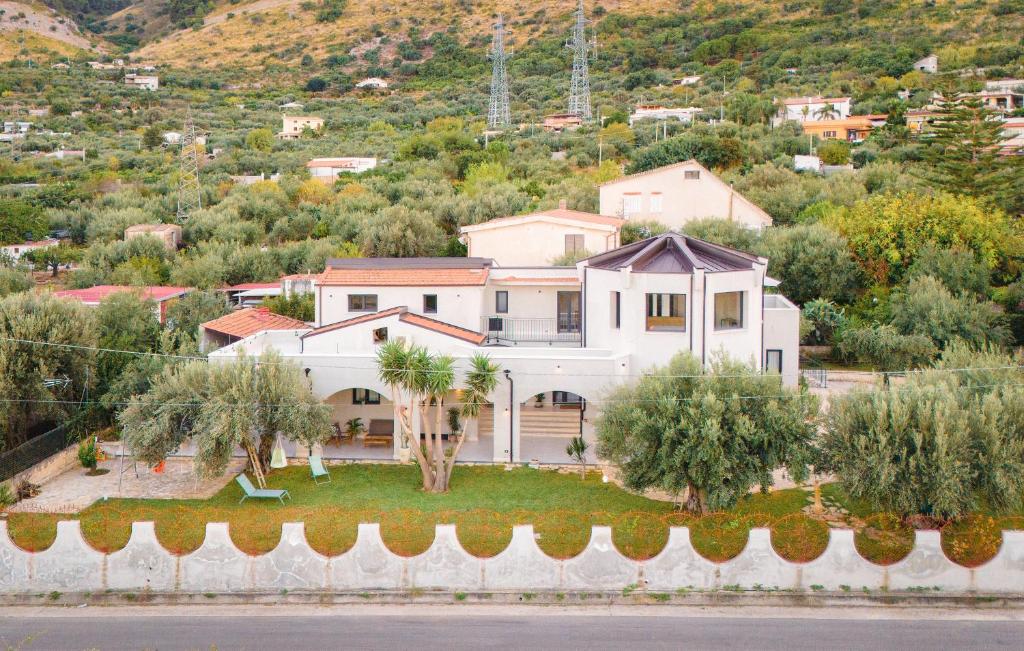 Dimora Harmonia, Carini