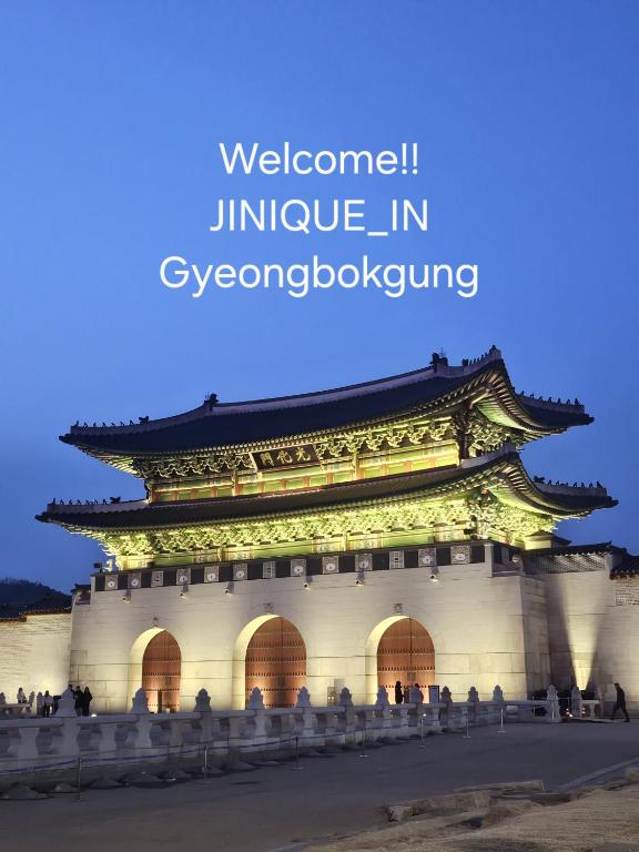 JINIQUE IN cozy stay ,2 Rooms ,3 Queen beds, Gyeongbokgung MRT 10min ,6person possible,restaurant street,Hanbok trip,near Gwanghwamun and Gyeongbokgung Palace, Seúl