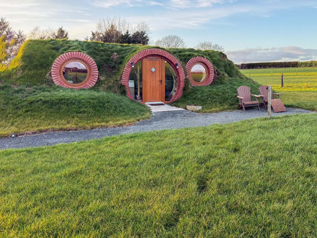 Shires End, Brimfield