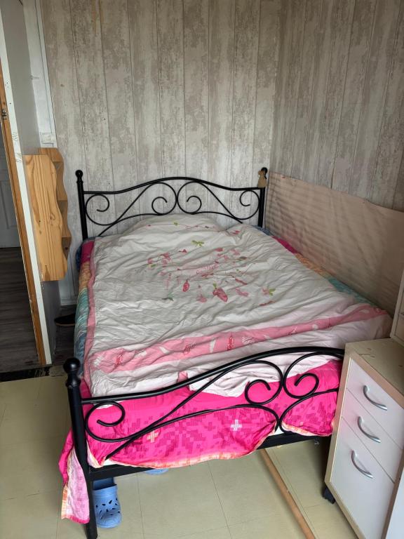 Petite Chambre simple avec un lit double à Orly ville, Orly