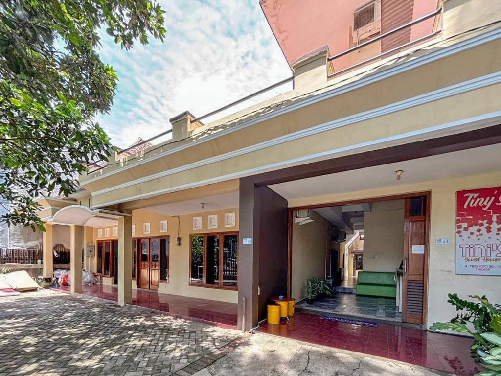 Tini's Guest House Malang Mitra RedDoorz エントランス