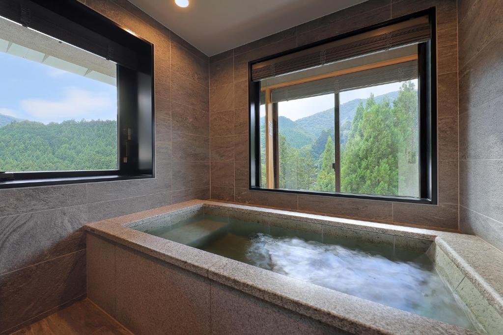 2. SHIN 湯治 ..