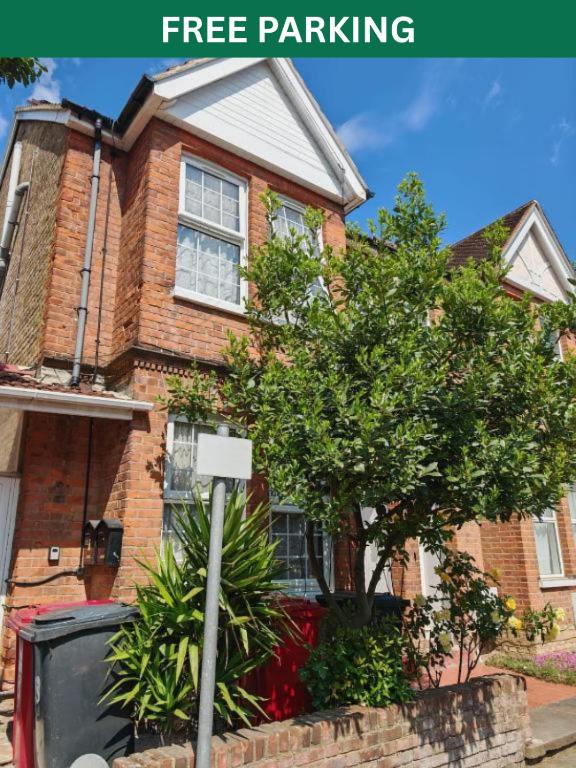 SnoozeDen Wellesley - Near to Slough Station, Slough