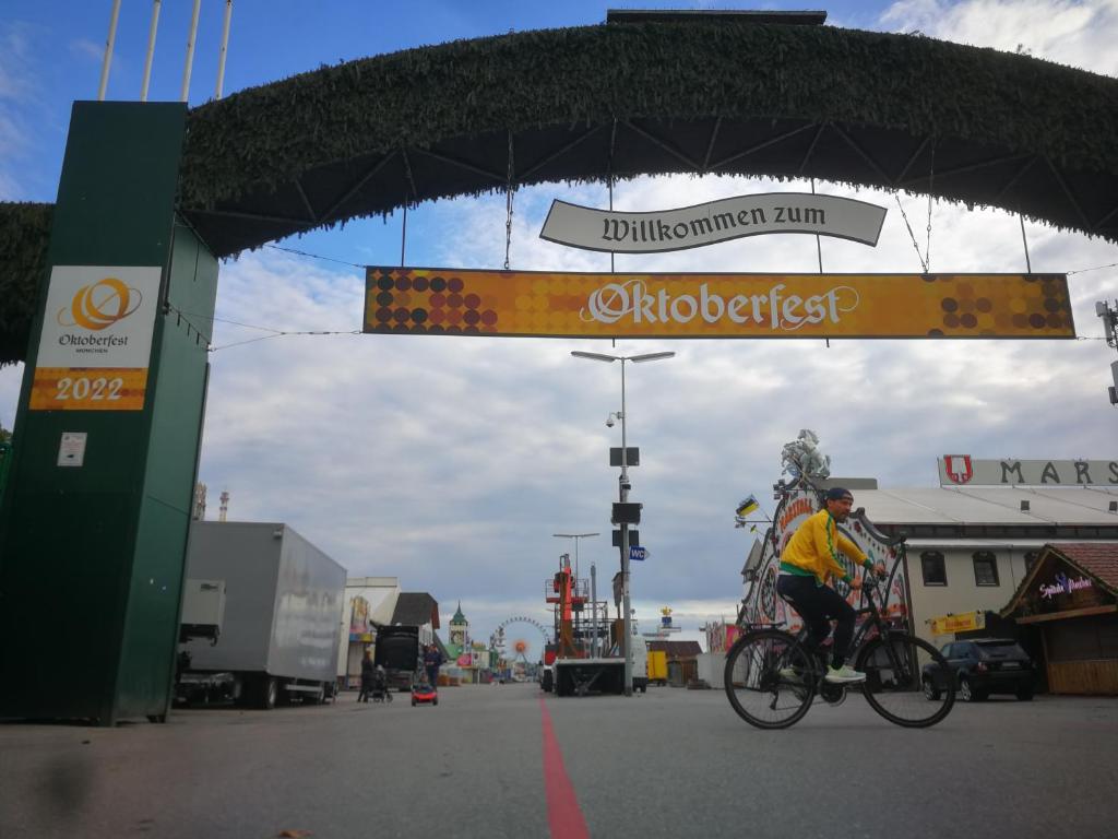 OKTOBERFEST central one bedroom upto four pax - 2