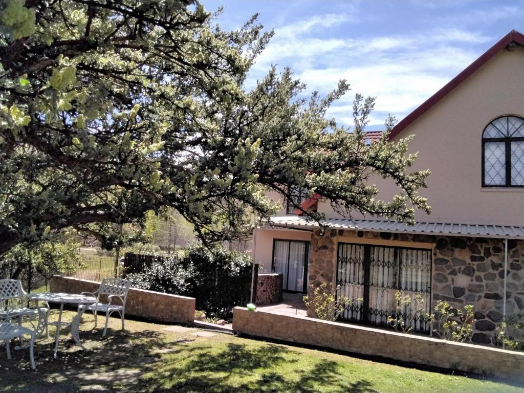 Apartment 1 - Rivervilla or Apartment 2 - Stone Cottage, Underberg