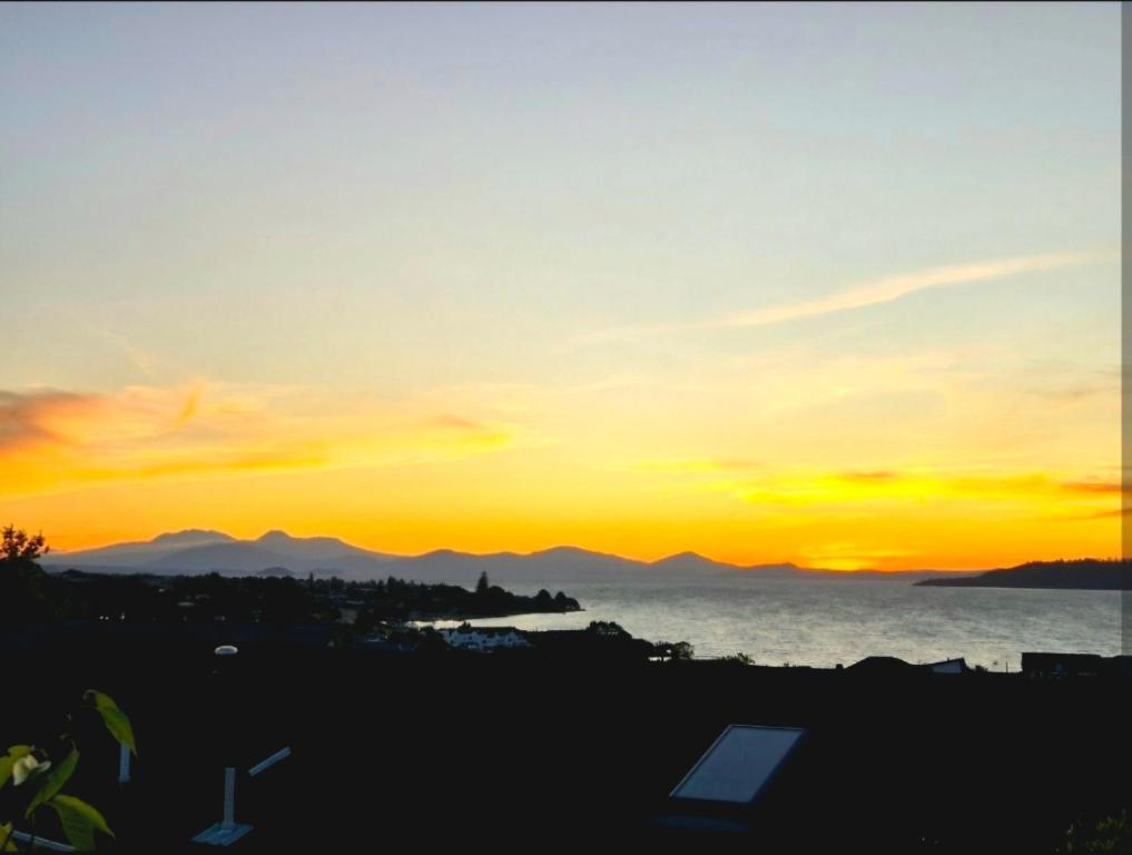 own entrance, own bathroom, quiet with great views of the lake, Taupo